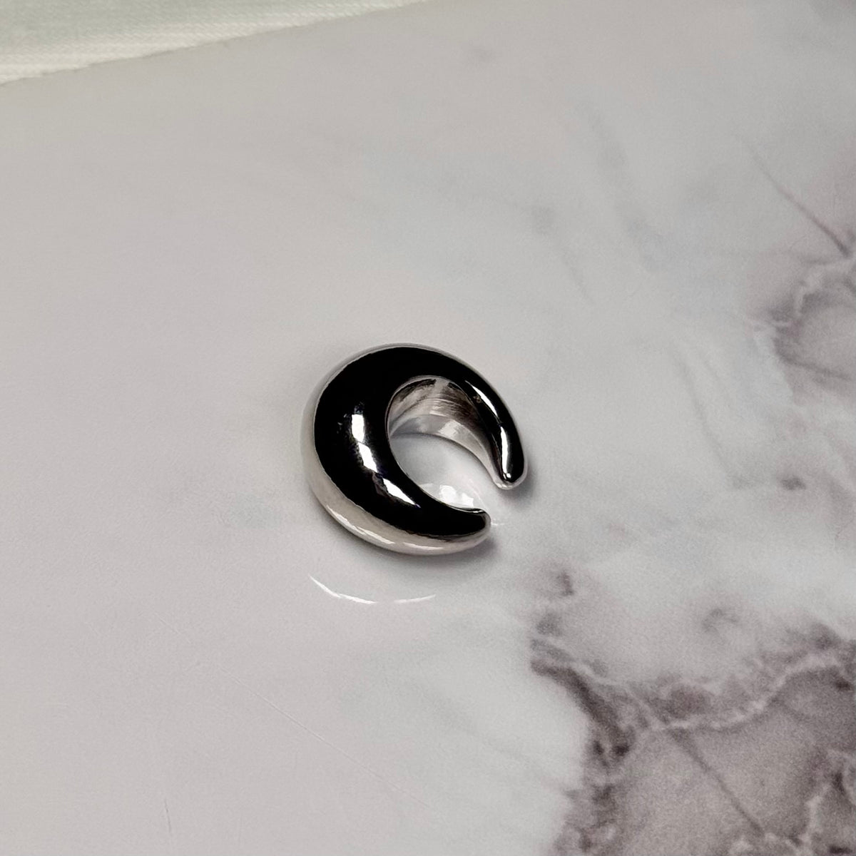 Bold Huggies Ear Cuff