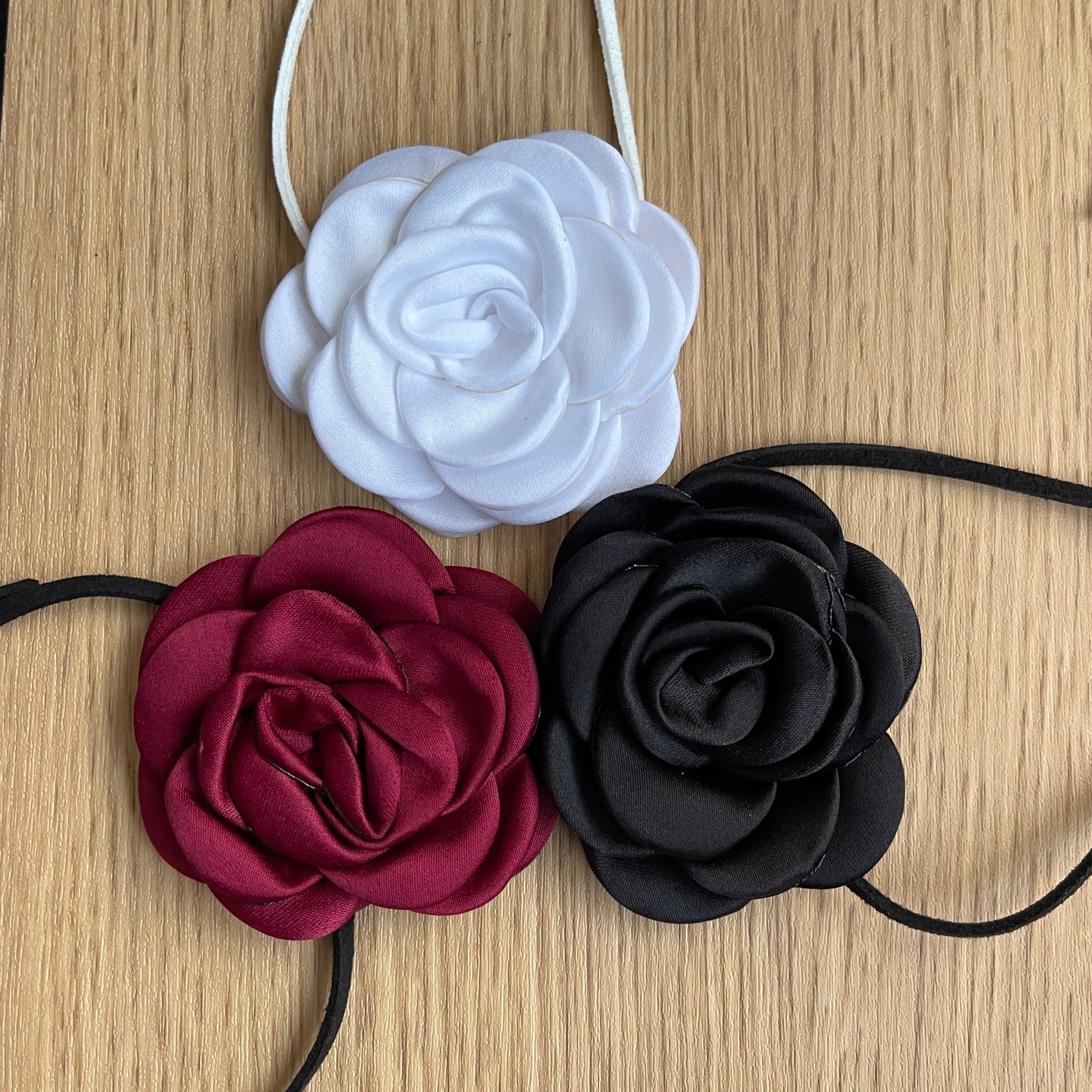 La Rosa Choker - Queenlybypinupqueens White